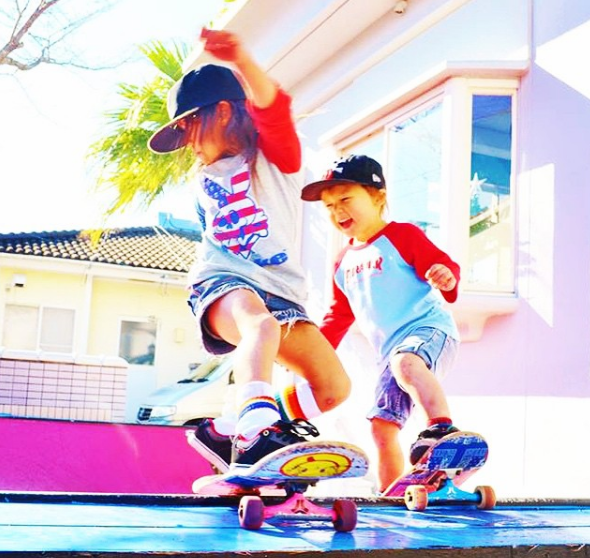 OS irmãos Sky, de oito anos, e Ocean, de cinco, fazem sucesso na internet e na TV americana com manobras radicais de skate