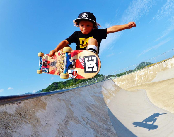 OS irmãos Sky, de oito anos, e Ocean, de cinco, fazem sucesso na internet e na TV americana com manobras radicais de skate