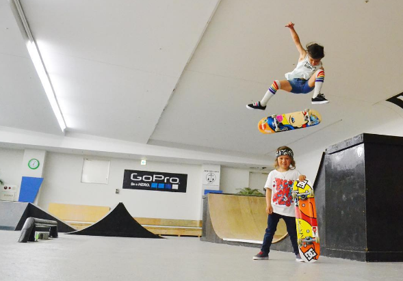 OS irmãos Sky, de oito anos, e Ocean, de cinco, fazem sucesso na internet e na TV americana com manobras radicais de skate