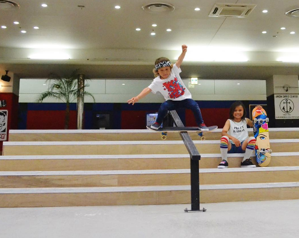 OS irmãos Sky, de oito anos, e Ocean, de cinco, fazem sucesso na internet e na TV americana com manobras radicais de skate