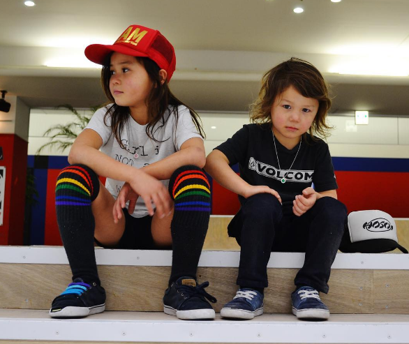 OS irmãos Sky, de oito anos, e Ocean, de cinco, fazem sucesso na internet e na TV americana com manobras radicais de skate
