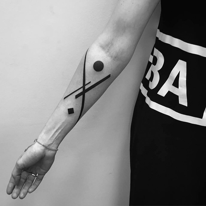 O artista russo Stanislaw Wilczynski cria tatuagens geométricas minimalistas de linhas retas e as batizou de 