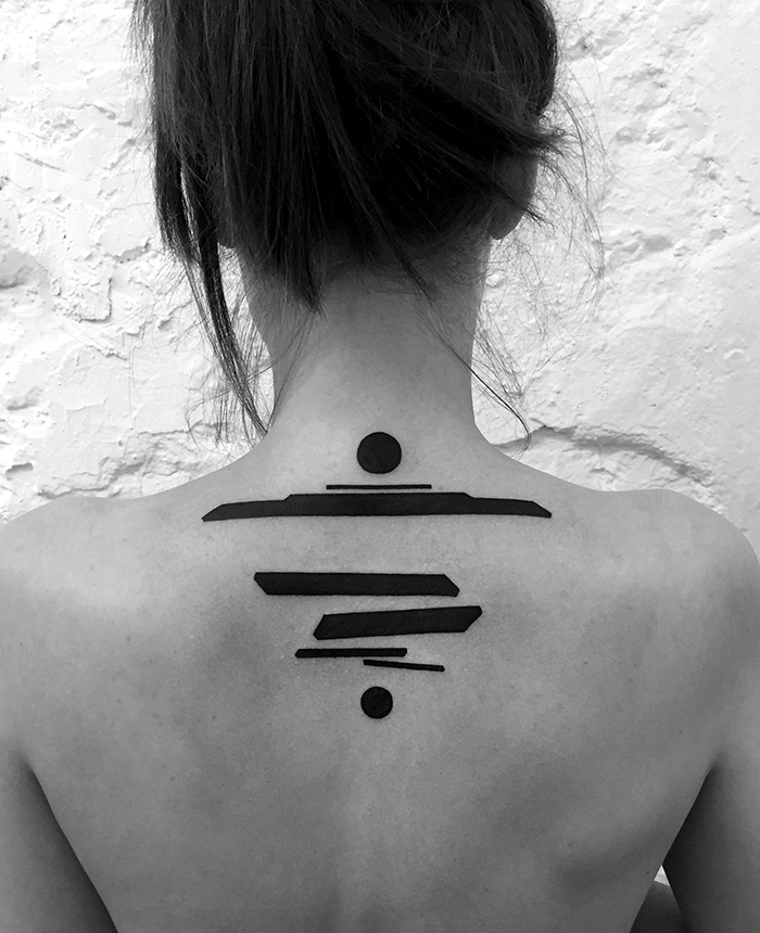 O artista russo Stanislaw Wilczynski cria tatuagens geométricas minimalistas de linhas retas e as batizou de 