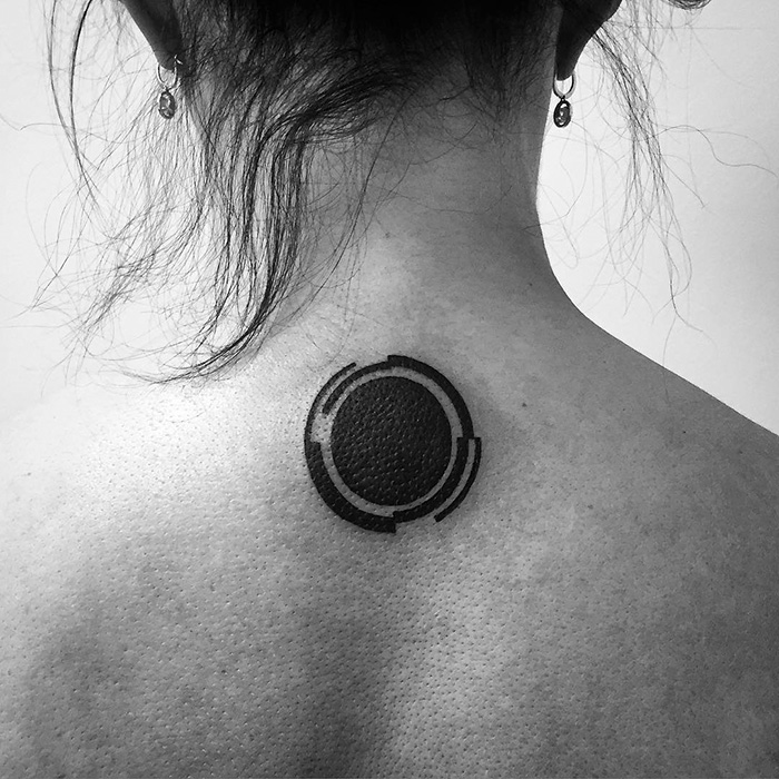 O artista russo Stanislaw Wilczynski cria tatuagens geométricas minimalistas de linhas retas e as batizou de 