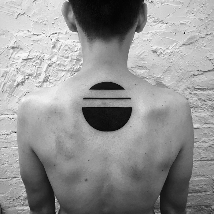 O artista russo Stanislaw Wilczynski cria tatuagens geométricas minimalistas de linhas retas e as batizou de 