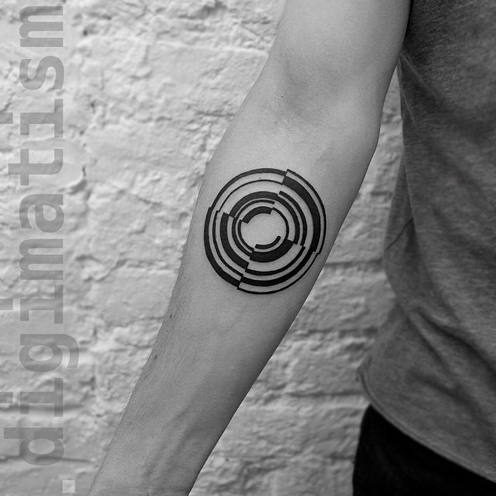 O artista russo Stanislaw Wilczynski cria tatuagens geométricas minimalistas de linhas retas e as batizou de 