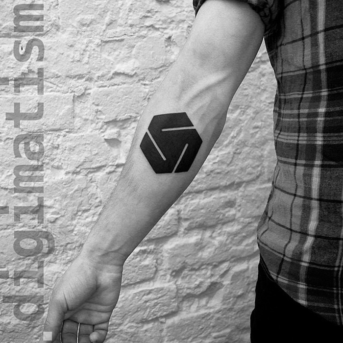 O artista russo Stanislaw Wilczynski cria tatuagens geométricas minimalistas de linhas retas e as batizou de 