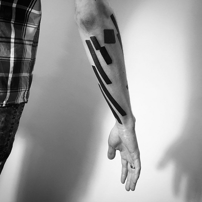 O artista russo Stanislaw Wilczynski cria tatuagens geométricas minimalistas de linhas retas e as batizou de 