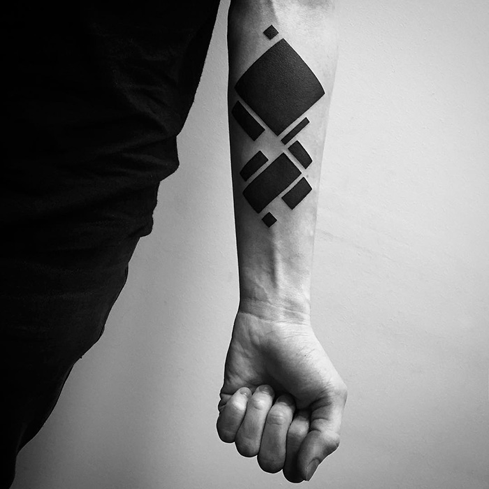 O artista russo Stanislaw Wilczynski cria tatuagens geométricas minimalistas de linhas retas e as batizou de 