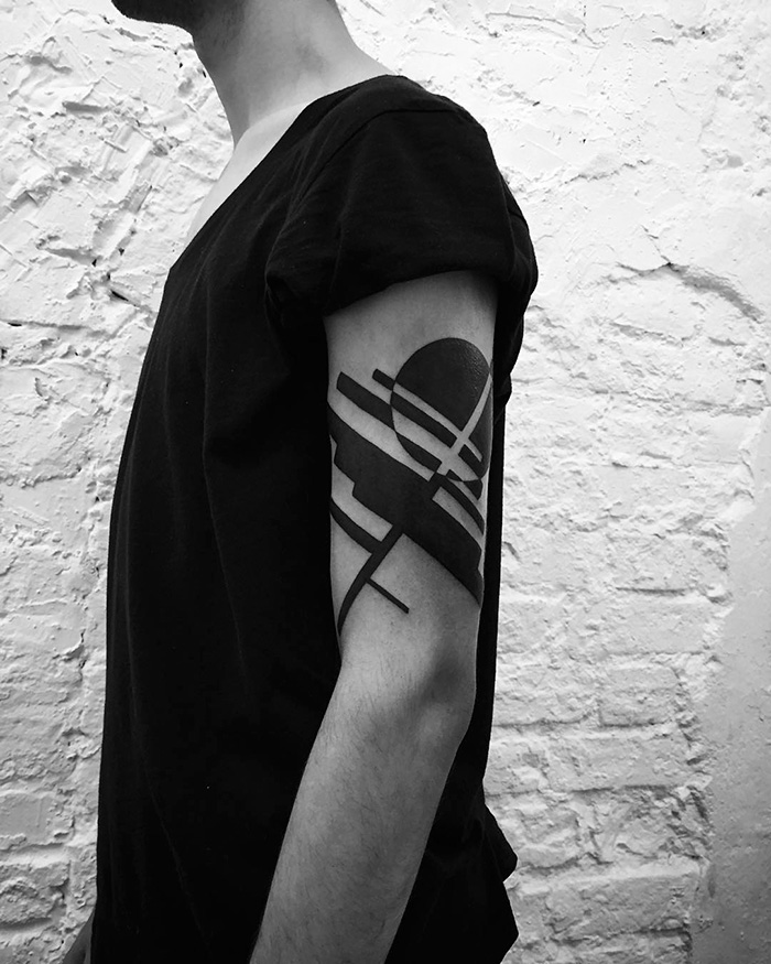 O artista russo Stanislaw Wilczynski cria tatuagens geométricas minimalistas de linhas retas e as batizou de 