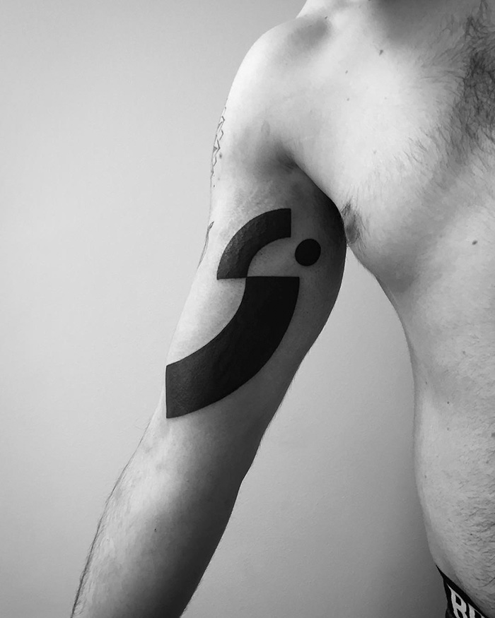 O artista russo Stanislaw Wilczynski cria tatuagens geométricas minimalistas de linhas retas e as batizou de 