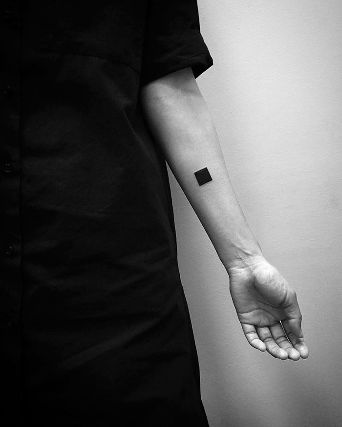 O artista russo Stanislaw Wilczynski cria tatuagens geométricas minimalistas de linhas retas e as batizou de 