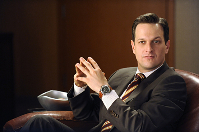 O personagem de Josh Charles, Will Gardner, leva um tiro e morre no meio da quinta temporada   de The Good Wife. O que os fãs não sabiam é que a decisão da morte tinha vindo do próprio   Charles. O contrato do ator havia terminado e ele decidiu não retornar para a sexta   temporada, uma vez que ele estava interessado em outros projetos.