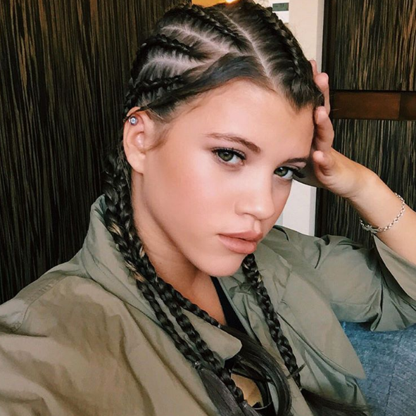 Sofia Richie, nova namorada de Justin Bieber, faz sucesso nas redes sociais com seus penteados cheios de tranças modernas