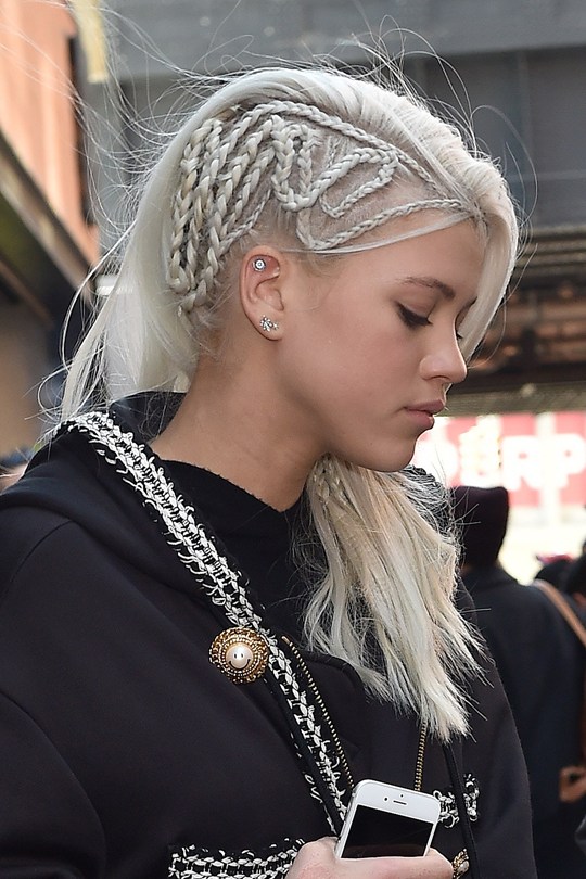 Sofia Richie, nova namorada de Justin Bieber, faz sucesso nas redes sociais com seus penteados cheios de tranças modernas