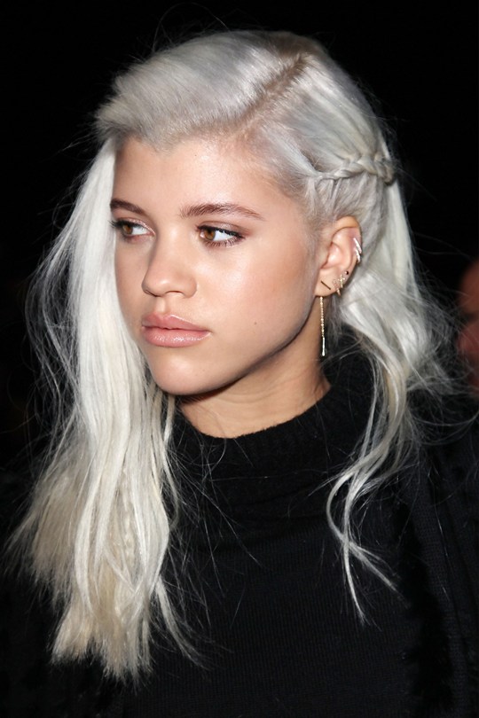 Sofia Richie, nova namorada de Justin Bieber, faz sucesso nas redes sociais com seus penteados cheios de tranças modernas