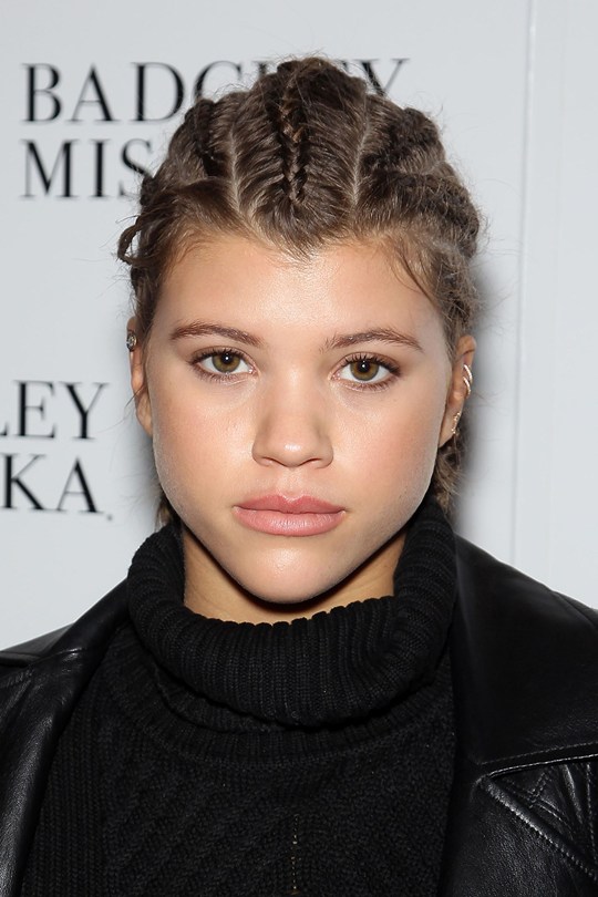 Sofia Richie, nova namorada de Justin Bieber, faz sucesso nas redes sociais com seus penteados cheios de tranças modernas