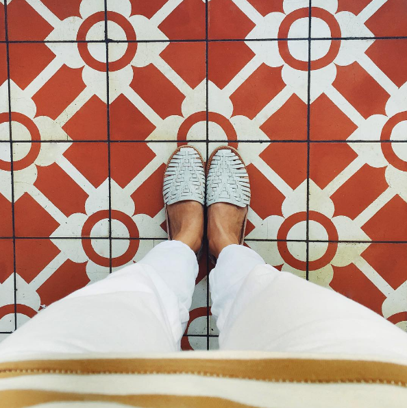 A estilista Kate Brien criou uma conta no Instagram em que publica apenas fotos de seus pés em cenários diferentes. E um é mais lindo que o outro!