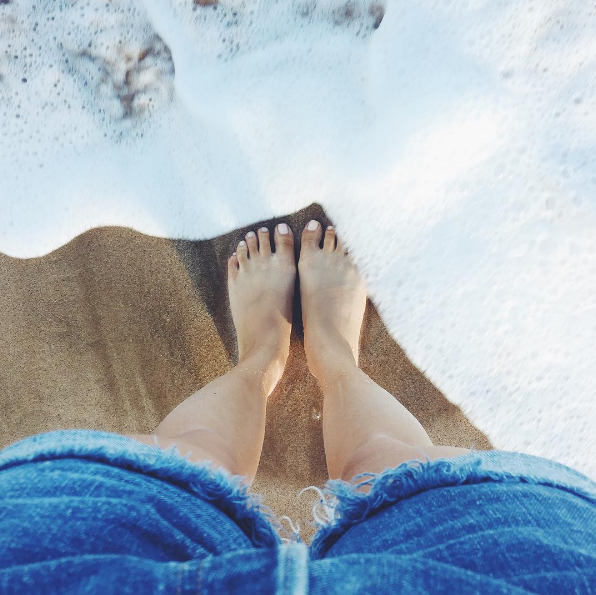 A estilista Kate Brien criou uma conta no Instagram em que publica apenas fotos de seus pés em cenários diferentes. E um é mais lindo que o outro!
