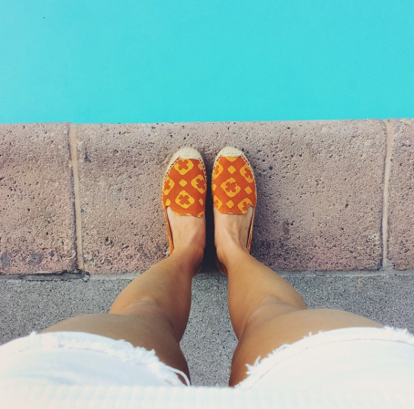 A estilista Kate Brien criou uma conta no Instagram em que publica apenas fotos de seus pés em cenários diferentes. E um é mais lindo que o outro!