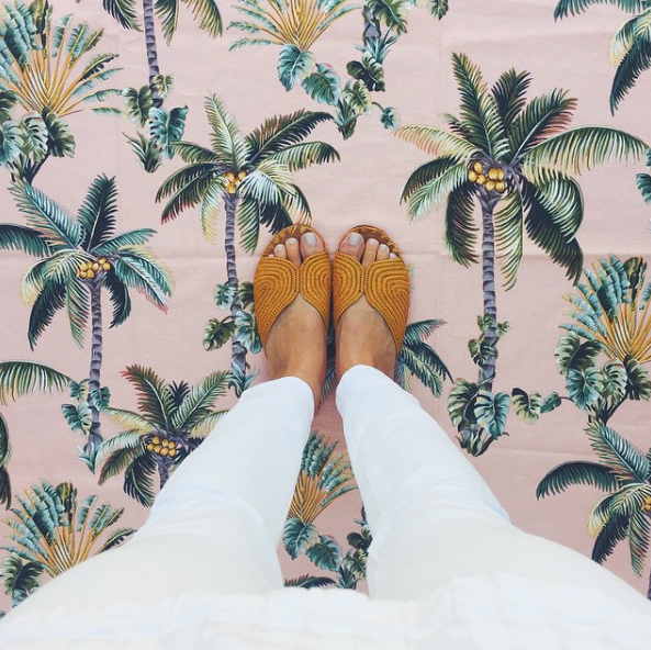 A estilista Kate Brien criou uma conta no Instagram em que publica apenas fotos de seus pés em cenários diferentes. E um é mais lindo que o outro!