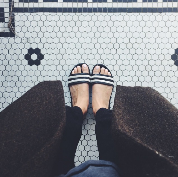 A estilista Kate Brien criou uma conta no Instagram em que publica apenas fotos de seus pés em cenários diferentes. E um é mais lindo que o outro!