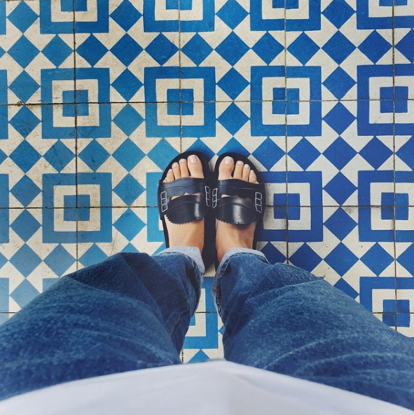 A estilista Kate Brien criou uma conta no Instagram em que publica apenas fotos de seus pés em cenários diferentes. E um é mais lindo que o outro!
