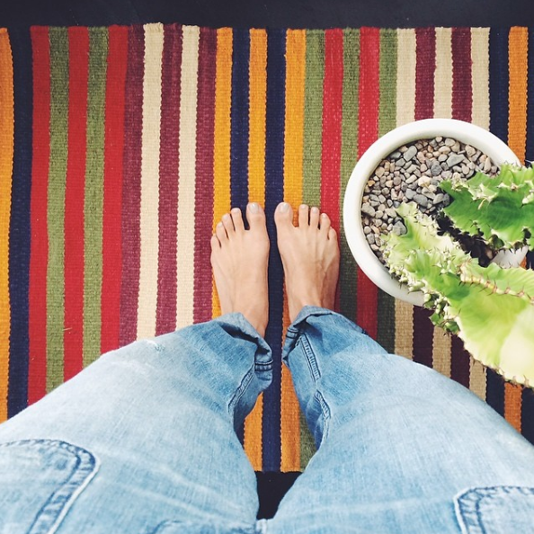 A estilista Kate Brien criou uma conta no Instagram em que publica apenas fotos de seus pés em cenários diferentes. E um é mais lindo que o outro!