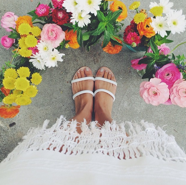 A estilista Kate Brien criou uma conta no Instagram em que publica apenas fotos de seus pés em cenários diferentes. E um é mais lindo que o outro!