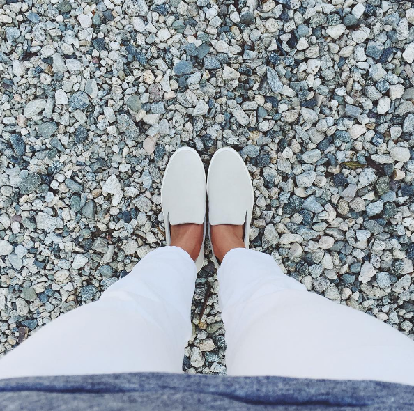 A estilista Kate Brien criou uma conta no Instagram em que publica apenas fotos de seus pés em cenários diferentes. E um é mais lindo que o outro!