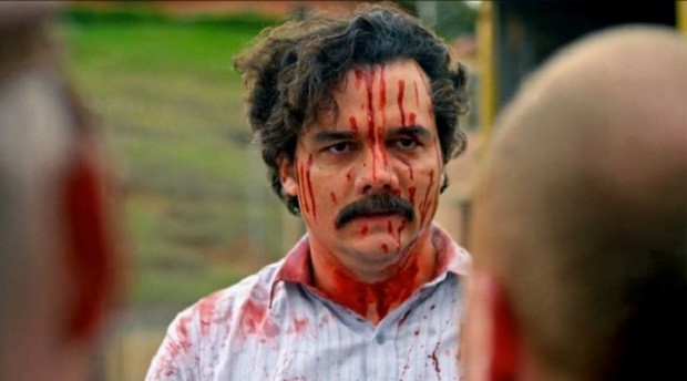 Bom, depois de retratar 15 anos da saga de Escobar e   da história e evolução do tráfico na primeira temporada, sobraram poucos meses de vida para o   traficante mais famoso da história. Wagner Moura já deu esse spoiler (podemos considerar isso   um spoiler?) em um programa de TV em junho este ano: Pablo Escobar morre no fim desta   temporada e a série provavemente continuará sem ele. O que esperar do futuro de Narcos? Não   sabemos, mas certamente ela não será a mesma sem Wagner Moura.