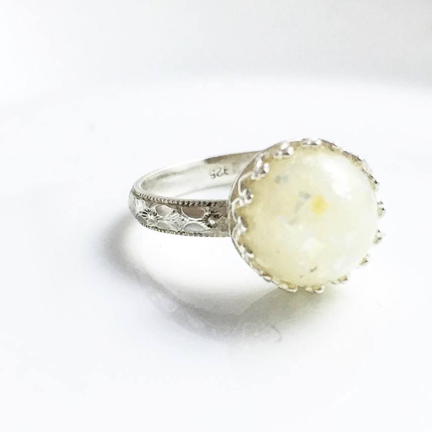 Kelly Howland transforma o leite materno em gemas preciosas que podem decorar anéis, colares, brincos, braceletes... Tudo para eternizar um momento tão único e especial como a amamentação 