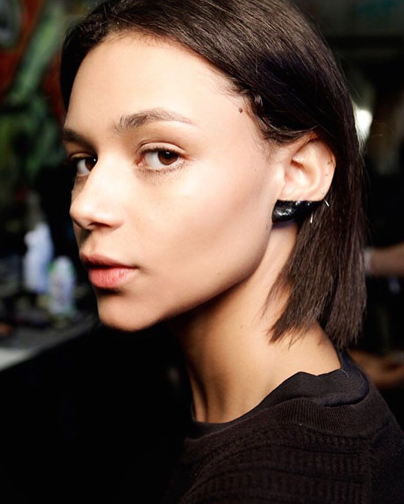 De acordo com a revista Marie Claire, o designer Anthony Vaccarello deu o pontapé no uso de maquiagem nas orelhas de suas modelos em 2014, assim como maquiador Tom Pecheux já vinha criando adornos brilhantes que lembravam joias nas mulheres. Desde então, essa opção de usar as orelhas para brincar com desenhos como bolinhas ou faixas brilhantes tem estimulado alguns artistas populares no instagram, como a maquiadora Violette (@violette_fr). São desenhos prateados, dourados ou até foscos brincando com os contornos das orelhas ou apostando em formas geométricas.