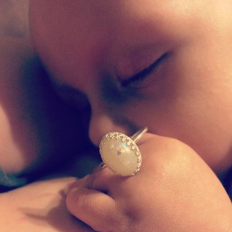 Kelly Howland transforma o leite materno em gemas preciosas que podem decorar anéis, colares, brincos, braceletes... Tudo para eternizar um momento tão único e especial como a amamentação 
