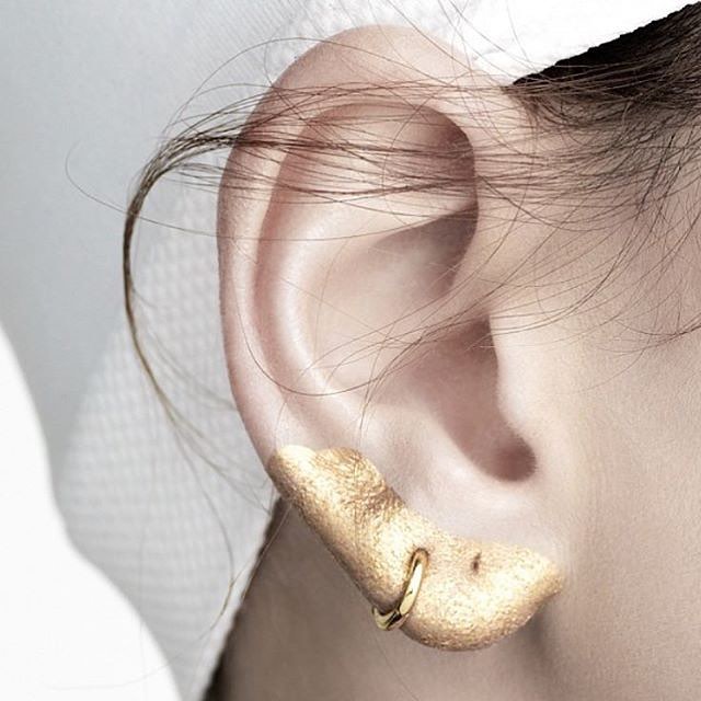 De acordo com a revista Marie Claire, o designer Anthony Vaccarello deu o pontapé no uso de maquiagem nas orelhas de suas modelos em 2014, assim como maquiador Tom Pecheux já vinha criando adornos brilhantes que lembravam joias nas mulheres. Desde então, essa opção de usar as orelhas para brincar com desenhos como bolinhas ou faixas brilhantes tem estimulado alguns artistas populares no instagram, como a maquiadora Violette (@violette_fr). São desenhos prateados, dourados ou até foscos brincando com os contornos das orelhas ou apostando em formas geométricas.