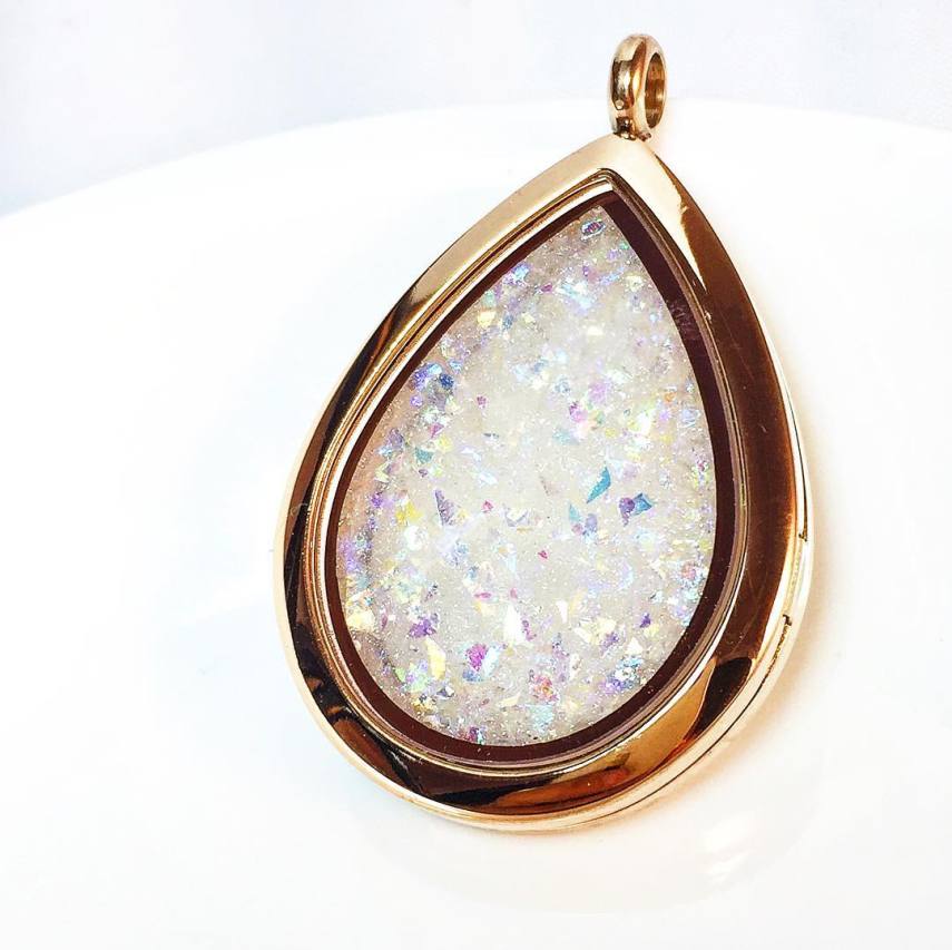 Kelly Howland transforma o leite materno em gemas preciosas que podem decorar anéis, colares, brincos, braceletes... Tudo para eternizar um momento tão único e especial como a amamentação 