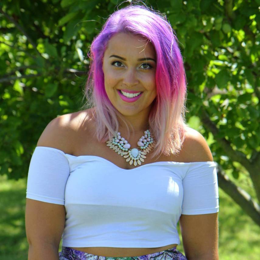 A blogueira inglesa, que superou a anorexia, ajuda outras mulheres a amarem os próprios corpos. Arrasou!