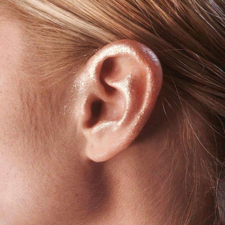 De acordo com a revista Marie Claire, o designer Anthony Vaccarello deu o pontapé no uso de maquiagem nas orelhas de suas modelos em 2014, assim como maquiador Tom Pecheux já vinha criando adornos brilhantes que lembravam joias nas mulheres. Desde então, essa opção de usar as orelhas para brincar com desenhos como bolinhas ou faixas brilhantes tem estimulado alguns artistas populares no instagram, como a maquiadora Violette (@violette_fr). São desenhos prateados, dourados ou até foscos brincando com os contornos das orelhas ou apostando em formas geométricas.