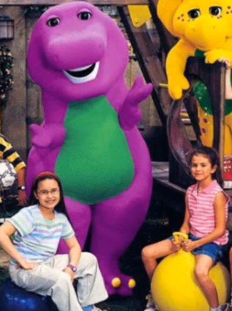 Em 1999, aos 7 no elenco de Barney And Friends