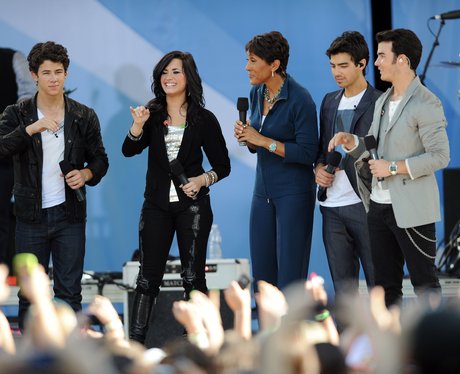 2009, Demi com Joe Jonas no Good Morning America Summer Concert Series
