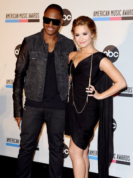 2010, Demi e Taio Cruz anunciam indicados ao American Music Awards