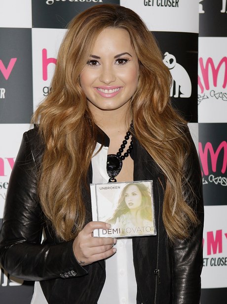2011, Demi no lançamento do álbim Unbroken em Londres