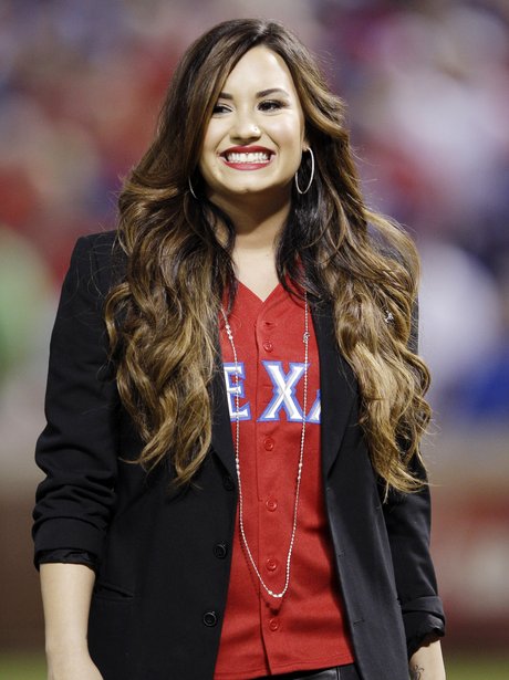 2011, Demi canta o hino nacional dos EUA na MLB World Series, de baseball