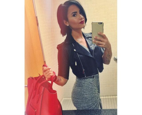 2015, Demi lança um visual de Sandy, de Grease