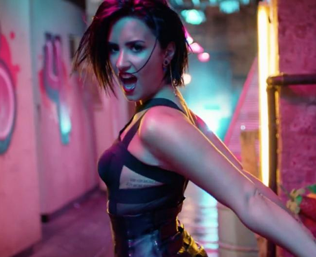 2015, Demi no vídeo de Cool For The Summer