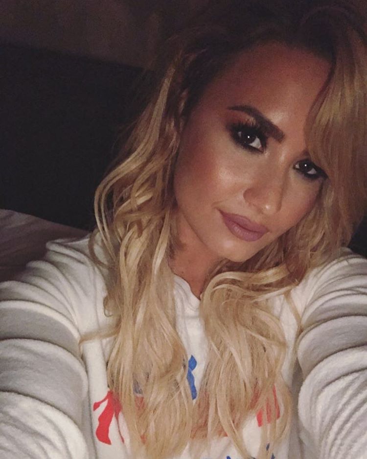 2016, Demi aparece loira no México