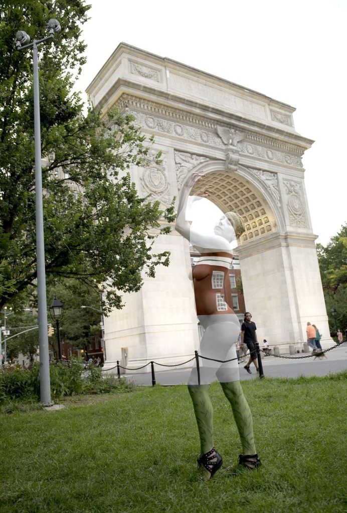 Artista nova-iorquina camufla modelos nus em grandes pontos turísticos apenas com pintura corporal