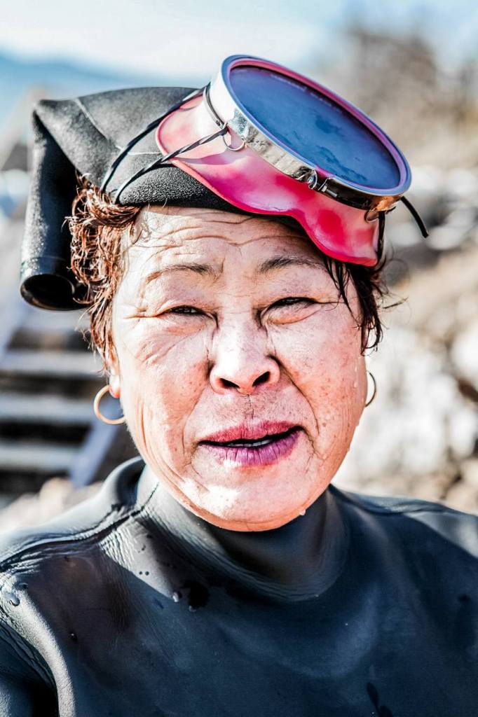 A fotógrafa Mijoo Kim decidiu documentar as Haenyeo, grupo de mulheres que mergulham a profundidades de até 65 pés (20 metros) no fundo do oceano, onde coletam abalones, pepinos do mar, ouriços e lulas. Muitas delas tem mais de 70 anos