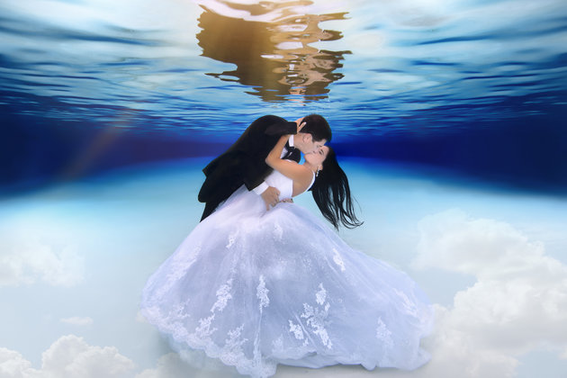 Adam Opris leva casais para dentro d'água em busca do clique de casamento perfeito. Ele consegue, né?