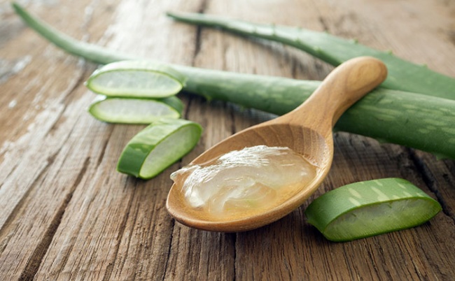 Misture um pouco desse gel com água mineral e borrife nos fios antes de ir para a cama. A aloe vera funciona como um ótimo creme de hidratação, além de controlar aqueles fios rebeldes que insistem em acabar com o look no dia seguinte.